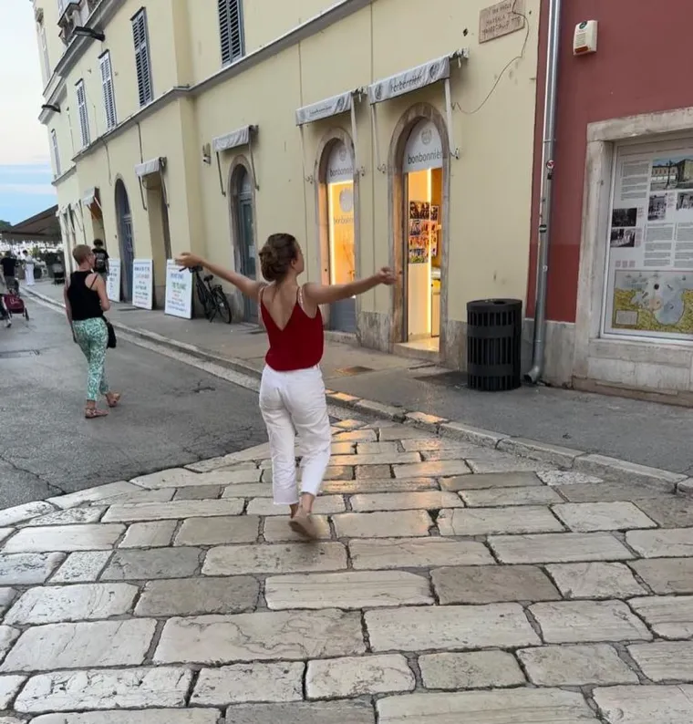Glumica Buga Marija Šimić često objavljuje fotke na društvenim mrežama uz koje ubaci i poneki citat. Nedavno je podijelila fotku na kojoj pozira u bijelim hlačama i crvenoj majici, a čini se da je na moru. &quot;Pogriješi. Molim te.
Sram nije u nama. Sram dolazi od onog tko nas promatra.
Ostavi na podu sve kofere koji nisu tvoji. Sve odgovornosti i obaveze koje nikad nisu trebale biti tvoj teret&quot;, započela je Buga.