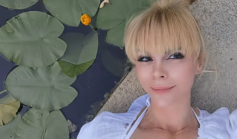 Mila Elegović, čini se, ovo ljeto iskoristila je za posjet Rovinju. Uživala je u prirodi, moru ali i glazbenom festivalu. 