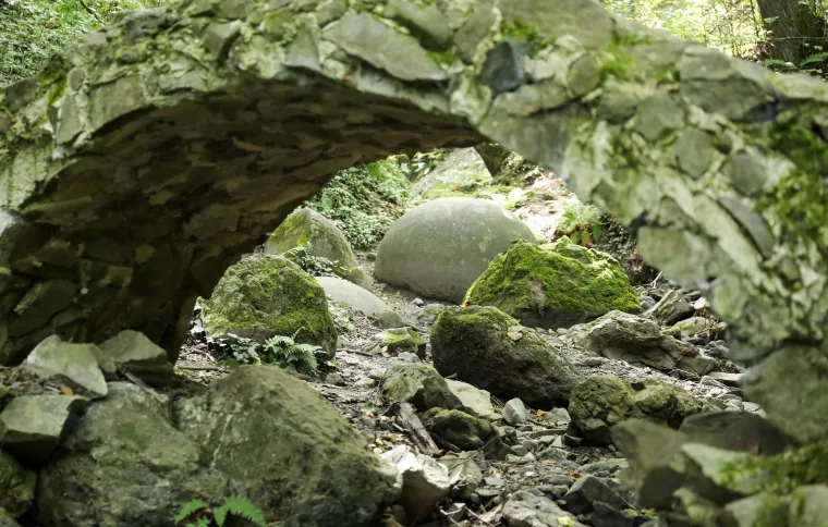FOTO Misterij kamenih kugli u BiH. Nitko ne zna kako su nastale, ali kriju i ljekovite moći?