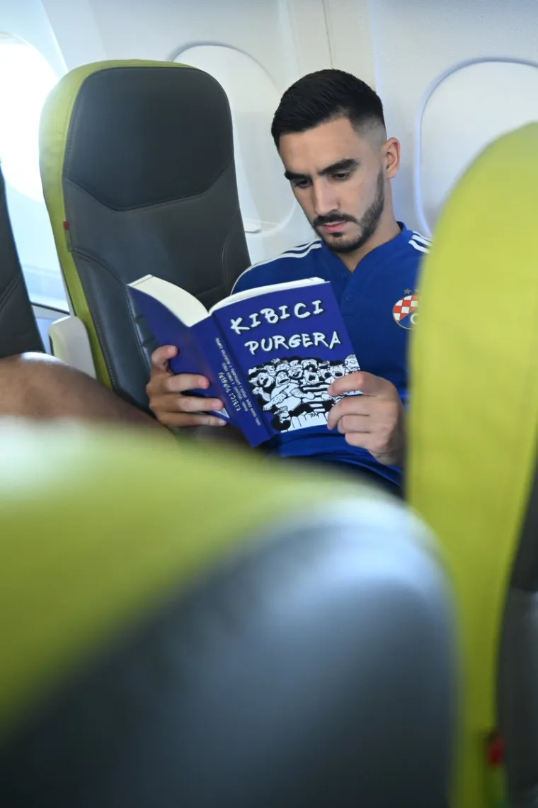 Dinamo stigao u Atenu, hotel pod 'opsadom': &Scaron;utalo potezom u avionu postao miljenik Bad Blue Boysa