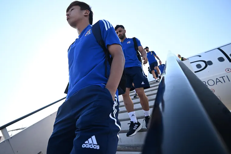 Dinamo stigao u Atenu, hotel pod 'opsadom': &Scaron;utalo potezom u avionu postao miljenik Bad Blue Boysa