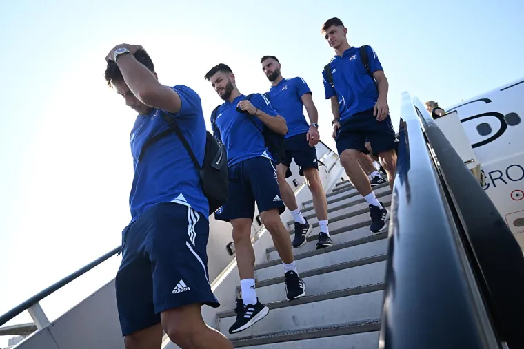 Dinamo stigao u Atenu, hotel pod 'opsadom': &Scaron;utalo potezom u avionu postao miljenik Bad Blue Boysa