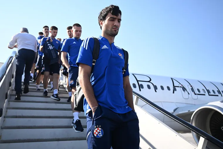 Dinamo stigao u Atenu, hotel pod 'opsadom': &Scaron;utalo potezom u avionu postao miljenik Bad Blue Boysa