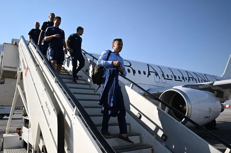 Dinamo stigao u Atenu, hotel pod 'opsadom': &Scaron;utalo potezom u avionu postao miljenik Bad Blue Boysa