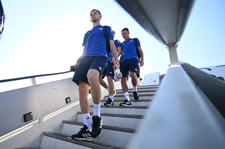 Dinamo stigao u Atenu, hotel pod 'opsadom': &Scaron;utalo potezom u avionu postao miljenik Bad Blue Boysa