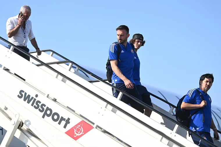 Dinamo stigao u Atenu, hotel pod 'opsadom': &Scaron;utalo potezom u avionu postao miljenik Bad Blue Boysa
