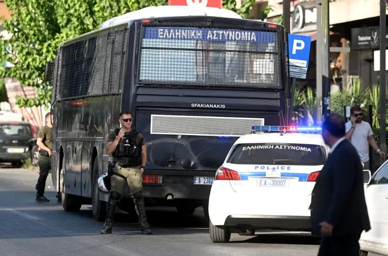 Dinamo stigao u Atenu, hotel pod 'opsadom': &Scaron;utalo potezom u avionu postao miljenik Bad Blue Boysa