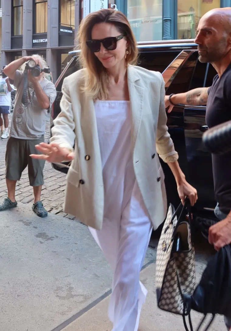 Angelina Jolie prkosila vrućinama u elegantnom bijelom izdanju od glave do pete kojem je nemoguće pronaći manu