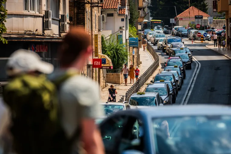 Split pun k'o &scaron;ipak! Krkljanac prema trajektnoj luci, turistima ni zvizdan ne smeta!