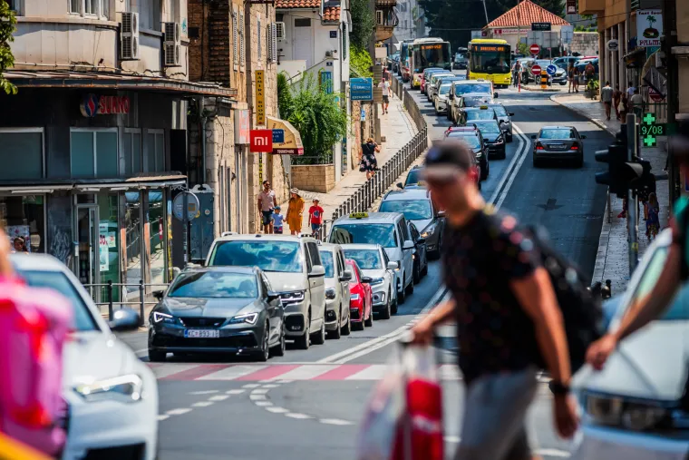 Split pun k'o &scaron;ipak! Krkljanac prema trajektnoj luci, turistima ni zvizdan ne smeta!