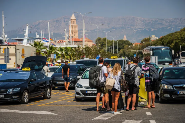 Split pun k'o &scaron;ipak! Krkljanac prema trajektnoj luci, turistima ni zvizdan ne smeta!