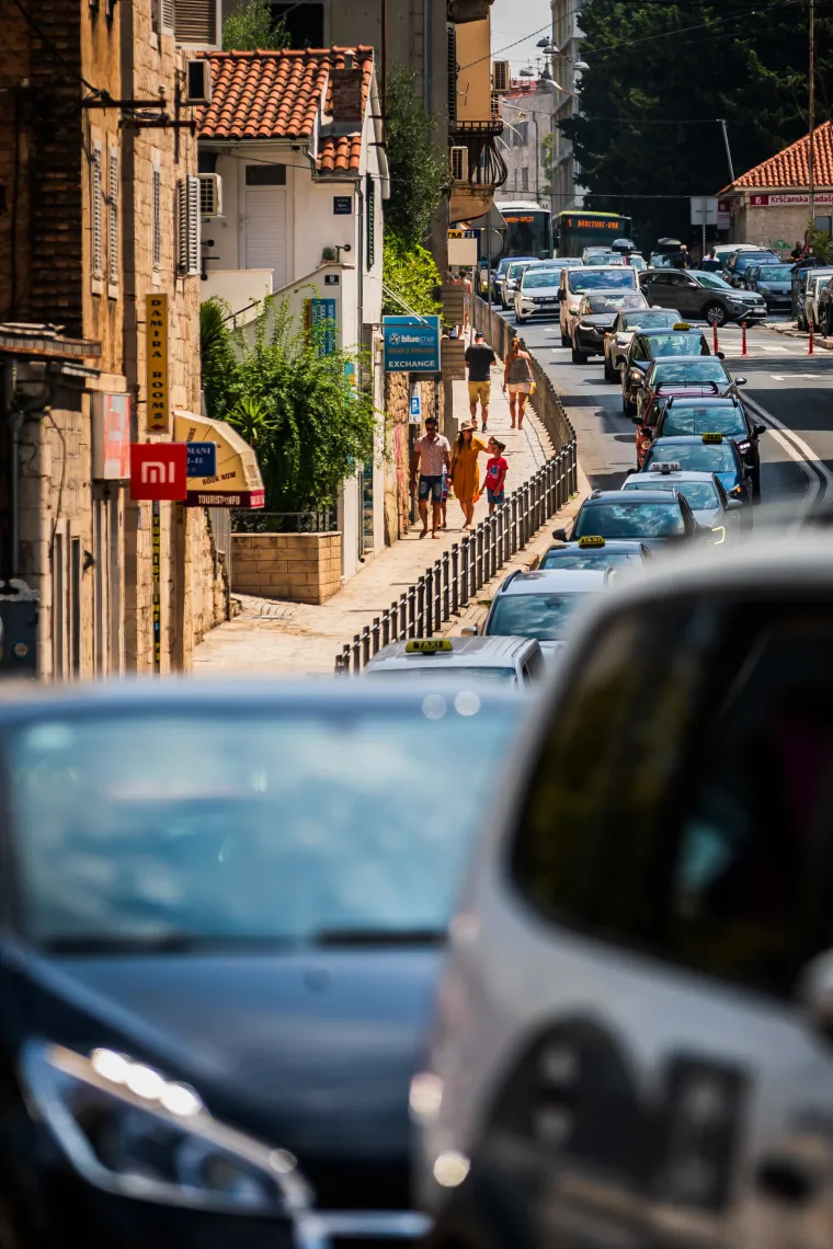 Split pun k'o &scaron;ipak! Krkljanac prema trajektnoj luci, turistima ni zvizdan ne smeta!