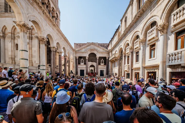 Split pun k'o &scaron;ipak! Krkljanac prema trajektnoj luci, turistima ni zvizdan ne smeta!
