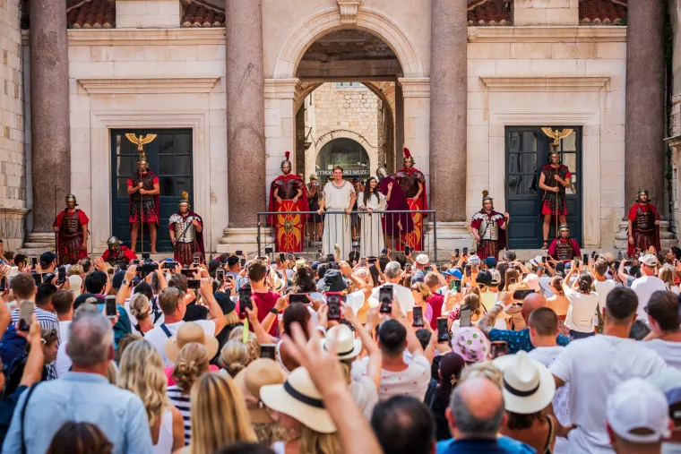 Split pun k'o &scaron;ipak! Krkljanac prema trajektnoj luci, turistima ni zvizdan ne smeta!