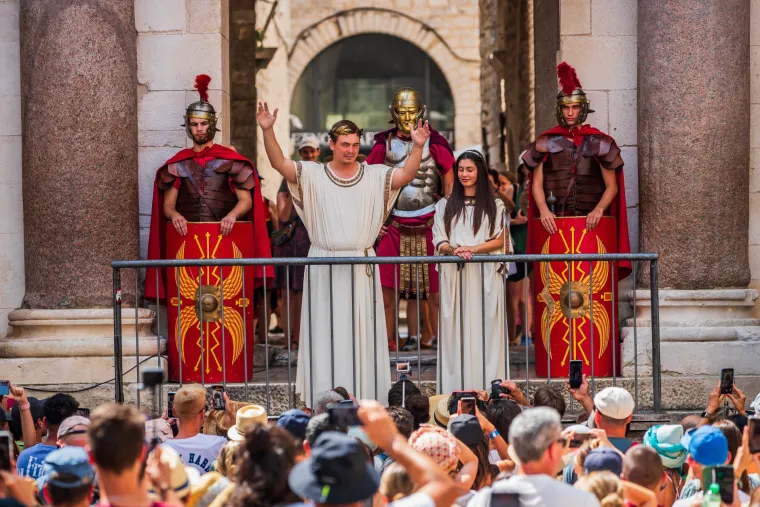 Split pun k'o &scaron;ipak! Krkljanac prema trajektnoj luci, turistima ni zvizdan ne smeta!