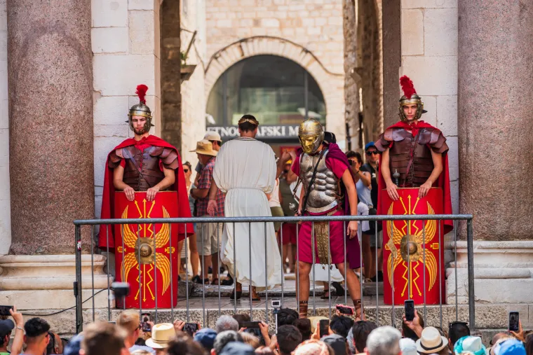 Split pun k'o &scaron;ipak! Krkljanac prema trajektnoj luci, turistima ni zvizdan ne smeta!