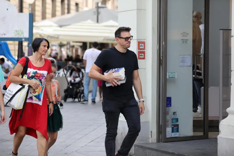 Mirela Holy se vratila omiljenoj boji, gradom se prošetao Mate Janković kao i Jasmin Agić s obitelji