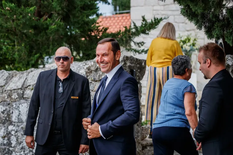 Ana Gruica se po drugi puta vjenčala sa psihijatrom Boranom Uglešićem, ovoga puta pred oltarom