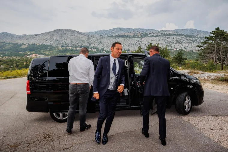 Ana Gruica se po drugi puta vjenčala sa psihijatrom Boranom Uglešićem, ovoga puta pred oltarom