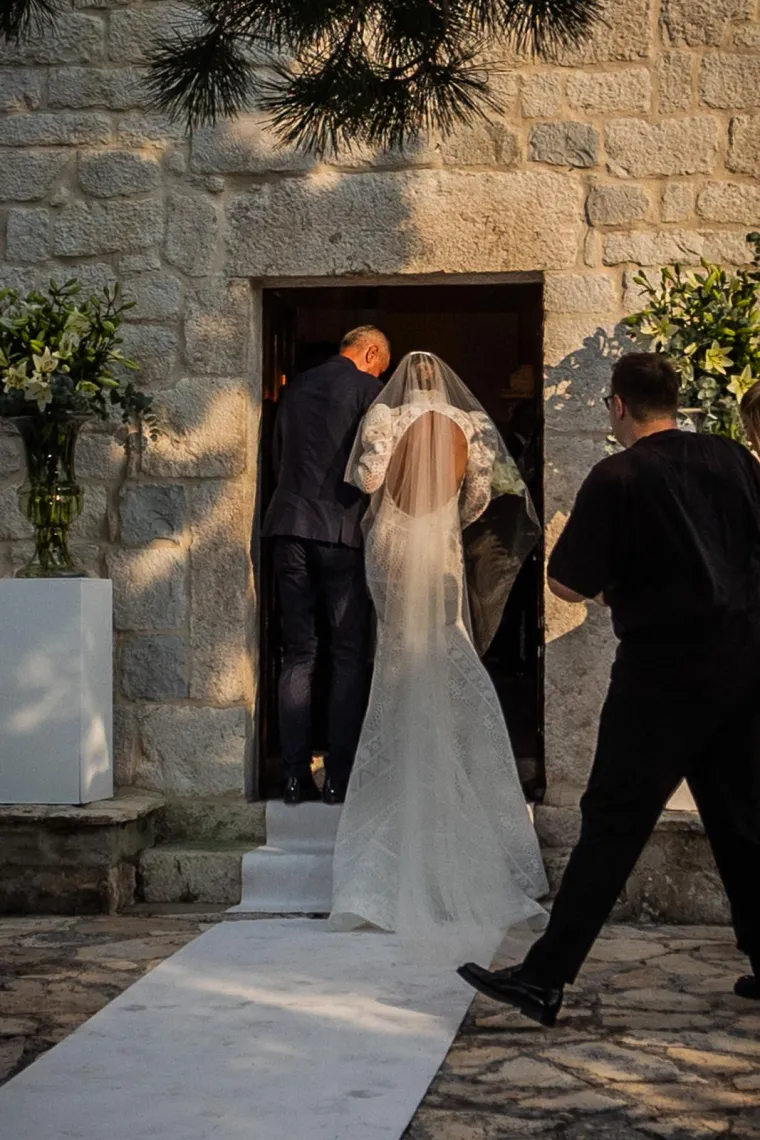 Ana Gruica se po drugi puta vjenčala sa psihijatrom Boranom Uglešićem, ovoga puta pred oltarom