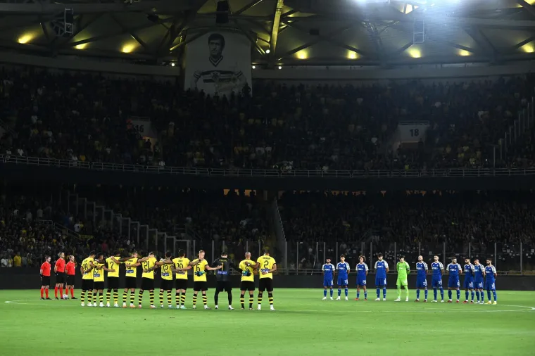 Na tribinama OPAP Areni u Ateni snimljeni su brat i majka ubijenog grčkog navijača