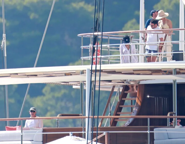 Jeff Bezos s poznatom ekipom gu&scaron;tao kod Lastova: Pogledajte kako su se družili na palubi jahte i uživali u morskim radostima