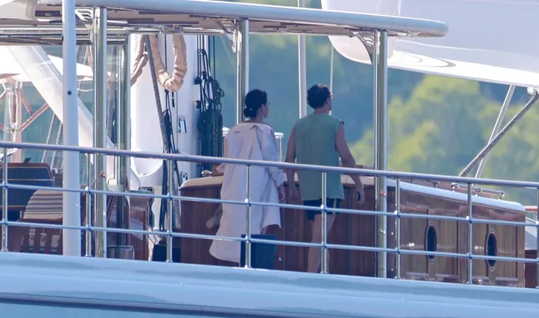 Jeff Bezos s poznatom ekipom gu&scaron;tao kod Lastova: Pogledajte kako su se družili na palubi jahte i uživali u morskim radostima