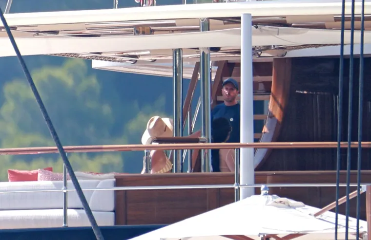 Jeff Bezos s poznatom ekipom gu&scaron;tao kod Lastova: Pogledajte kako su se družili na palubi jahte i uživali u morskim radostima