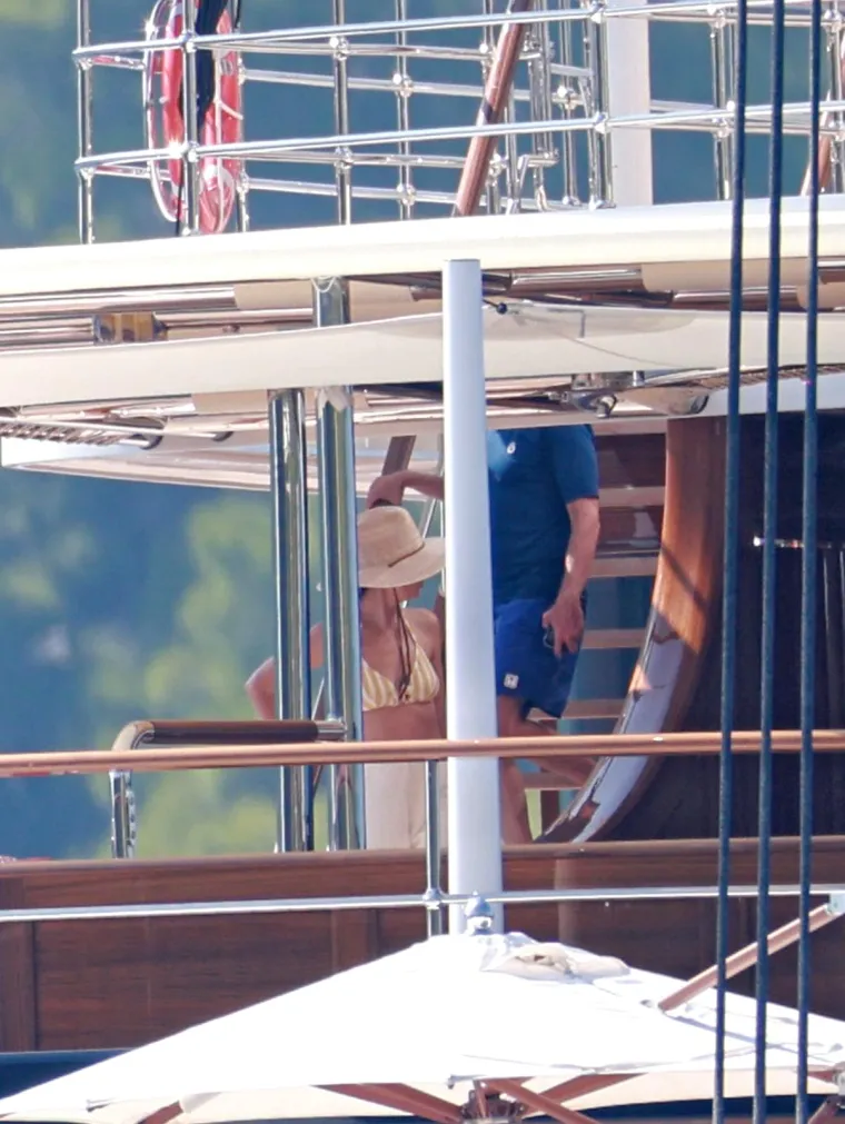 Jeff Bezos s poznatom ekipom gu&scaron;tao kod Lastova: Pogledajte kako su se družili na palubi jahte i uživali u morskim radostima