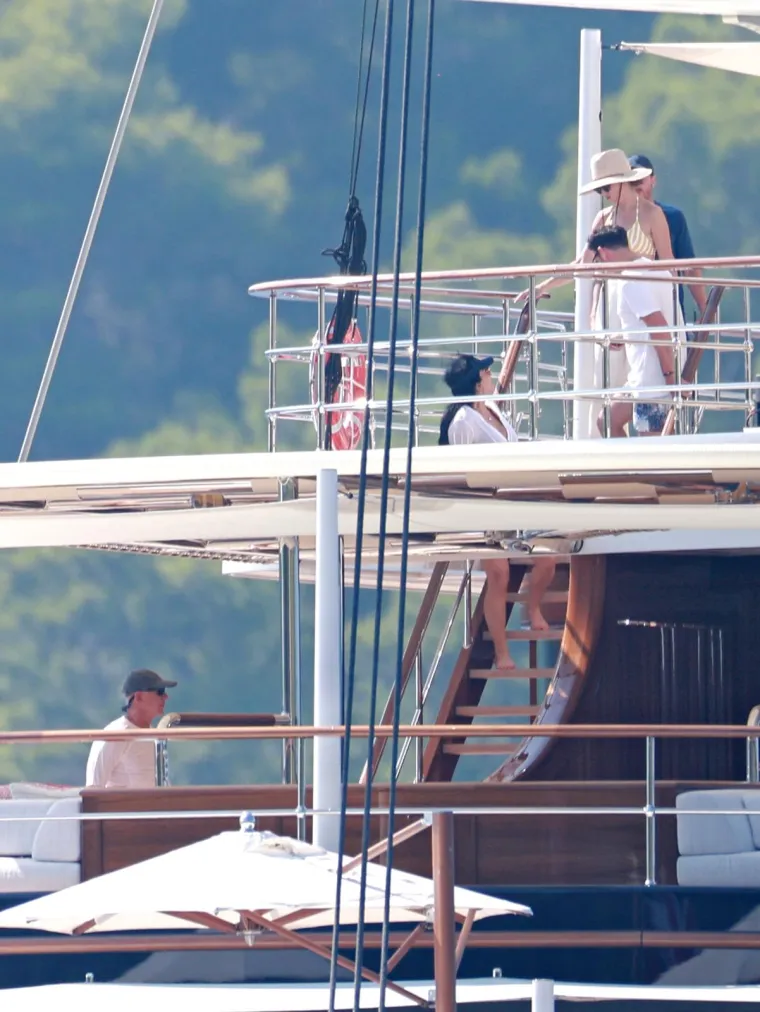 Jeff Bezos s poznatom ekipom gu&scaron;tao kod Lastova: Pogledajte kako su se družili na palubi jahte i uživali u morskim radostima