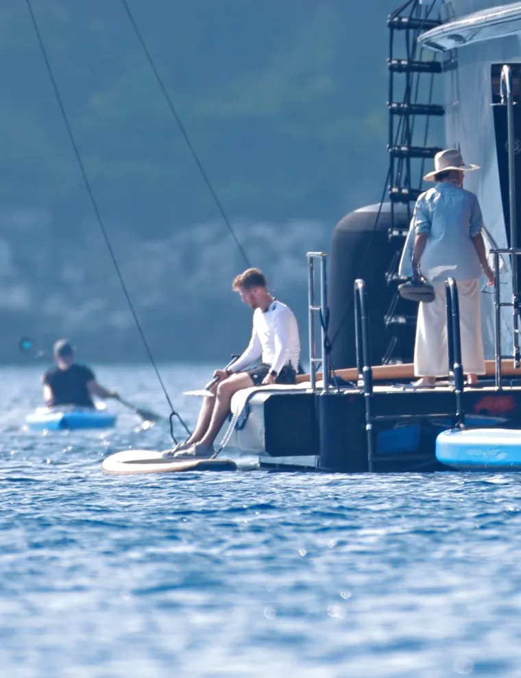 Jeff Bezos s poznatom ekipom gu&scaron;tao kod Lastova: Pogledajte kako su se družili na palubi jahte i uživali u morskim radostima