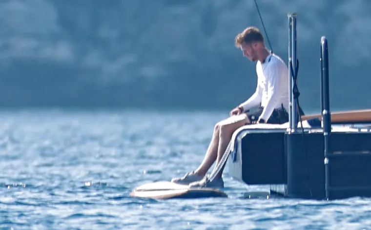 Jeff Bezos s poznatom ekipom gu&scaron;tao kod Lastova: Pogledajte kako su se družili na palubi jahte i uživali u morskim radostima