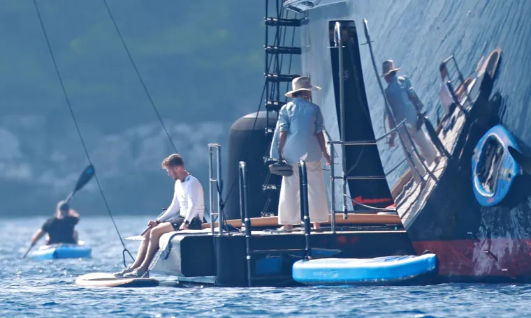 Jeff Bezos s poznatom ekipom gu&scaron;tao kod Lastova: Pogledajte kako su se družili na palubi jahte i uživali u morskim radostima