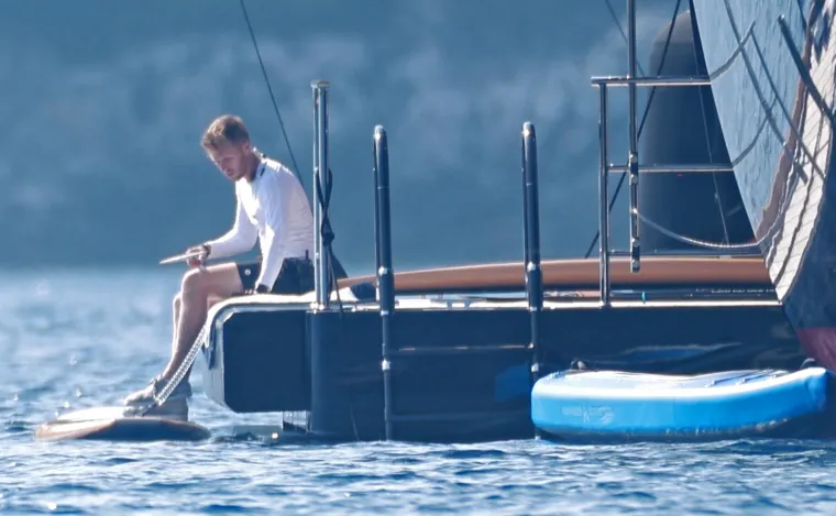 Jeff Bezos s poznatom ekipom gu&scaron;tao kod Lastova: Pogledajte kako su se družili na palubi jahte i uživali u morskim radostima