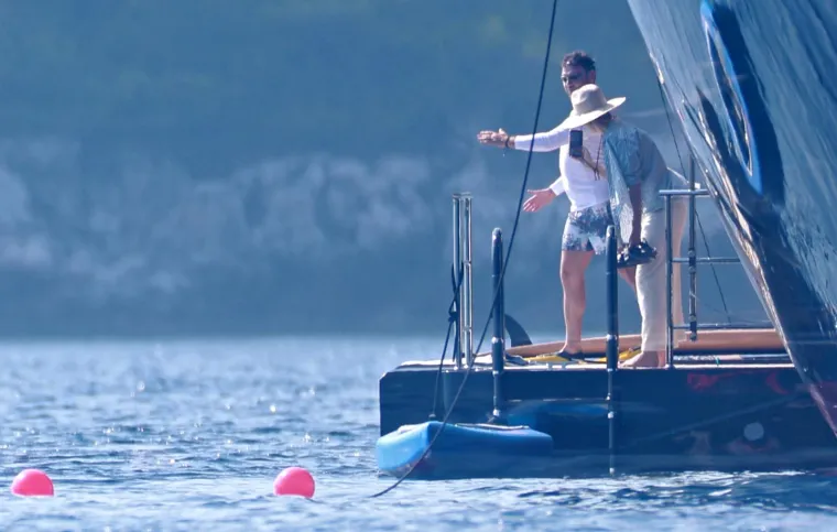 Jeff Bezos s poznatom ekipom gu&scaron;tao kod Lastova: Pogledajte kako su se družili na palubi jahte i uživali u morskim radostima