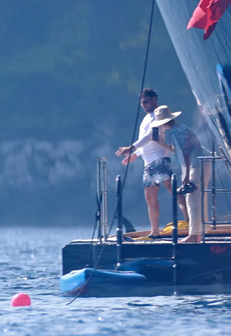 Jeff Bezos s poznatom ekipom gu&scaron;tao kod Lastova: Pogledajte kako su se družili na palubi jahte i uživali u morskim radostima