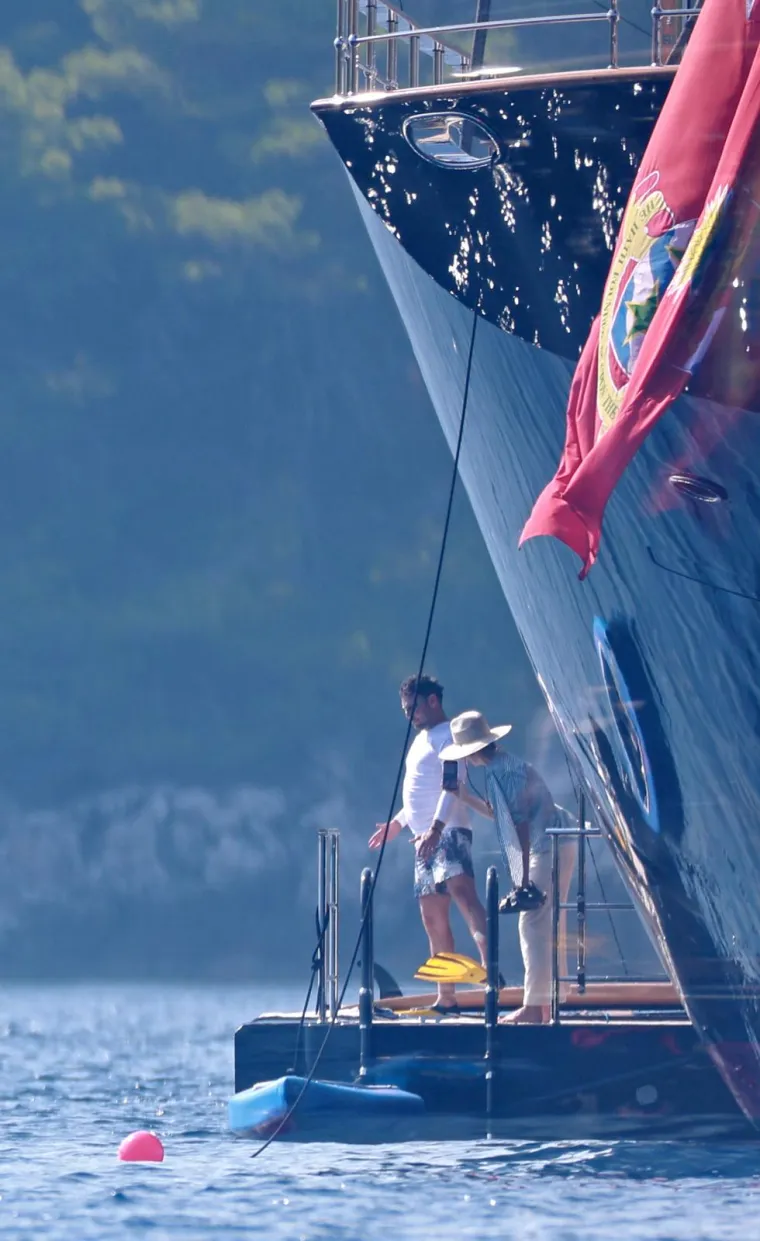 Jeff Bezos s poznatom ekipom gu&scaron;tao kod Lastova: Pogledajte kako su se družili na palubi jahte i uživali u morskim radostima