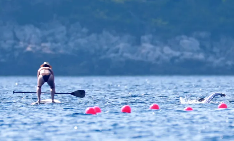 Jeff Bezos s poznatom ekipom gu&scaron;tao kod Lastova: Pogledajte kako su se družili na palubi jahte i uživali u morskim radostima