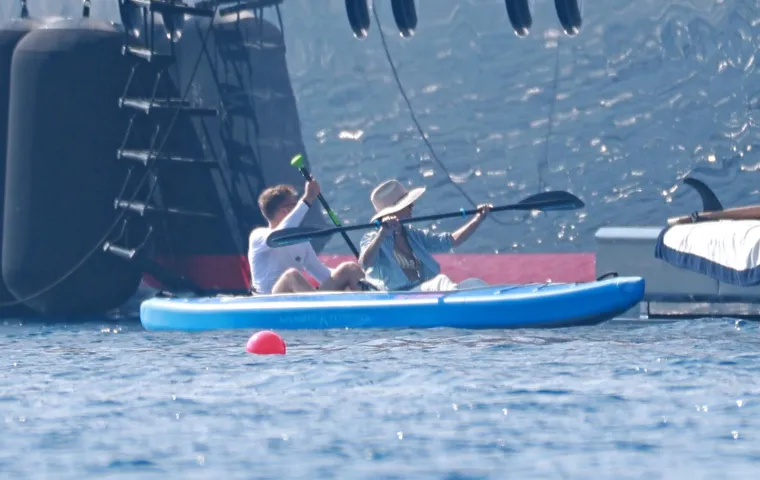 Jeff Bezos s poznatom ekipom gu&scaron;tao kod Lastova: Pogledajte kako su se družili na palubi jahte i uživali u morskim radostima