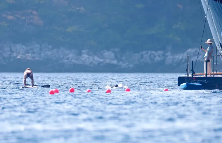 Jeff Bezos s poznatom ekipom gu&scaron;tao kod Lastova: Pogledajte kako su se družili na palubi jahte i uživali u morskim radostima