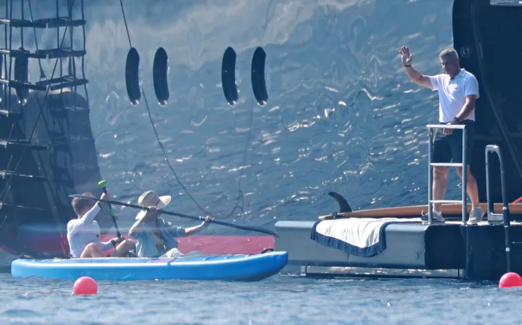 Jeff Bezos s poznatom ekipom gu&scaron;tao kod Lastova: Pogledajte kako su se družili na palubi jahte i uživali u morskim radostima