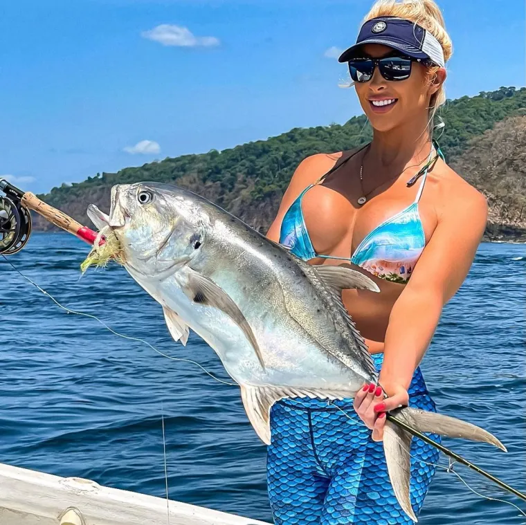 Njoj veličina nije bitna: Zovu je 'morskom vilom sa seksi stilom', a vi&scaron;ak krpica u ribolovu samo smeta