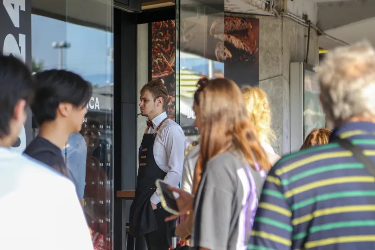 Ovo nije red za karte za nogometnu tekmu, ni za ženski WC. Ovo je red za kruh i perec