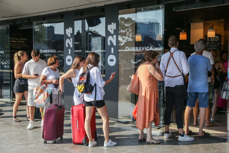 Ovo nije red za karte za nogometnu tekmu, ni za ženski WC. Ovo je red za kruh i perec