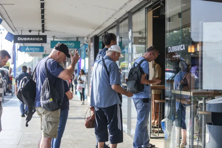 Ovo nije red za karte za nogometnu tekmu, ni za ženski WC. Ovo je red za kruh i perec