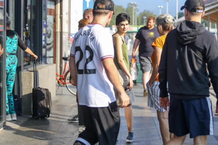 Ovo nije red za karte za nogometnu tekmu, ni za ženski WC. Ovo je red za kruh i perec