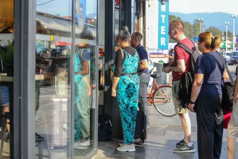 Ovo nije red za karte za nogometnu tekmu, ni za ženski WC. Ovo je red za kruh i perec