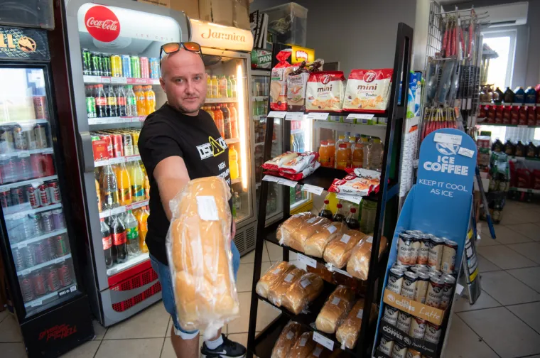 Ovo nije red za karte za nogometnu tekmu, ni za ženski WC. Ovo je red za kruh i perec