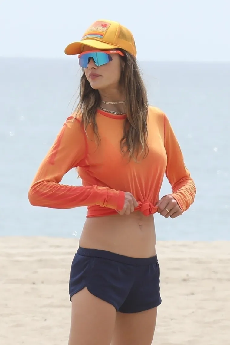 Alessandra Ambrosio je imala nezgodicu u moru: Afroditi nehotice ispale grudi, a ona se samo nasmijala