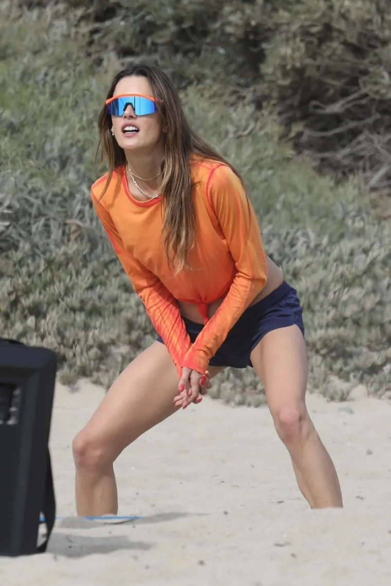 Alessandra Ambrosio je imala nezgodicu u moru: Afroditi nehotice ispale grudi, a ona se samo nasmijala